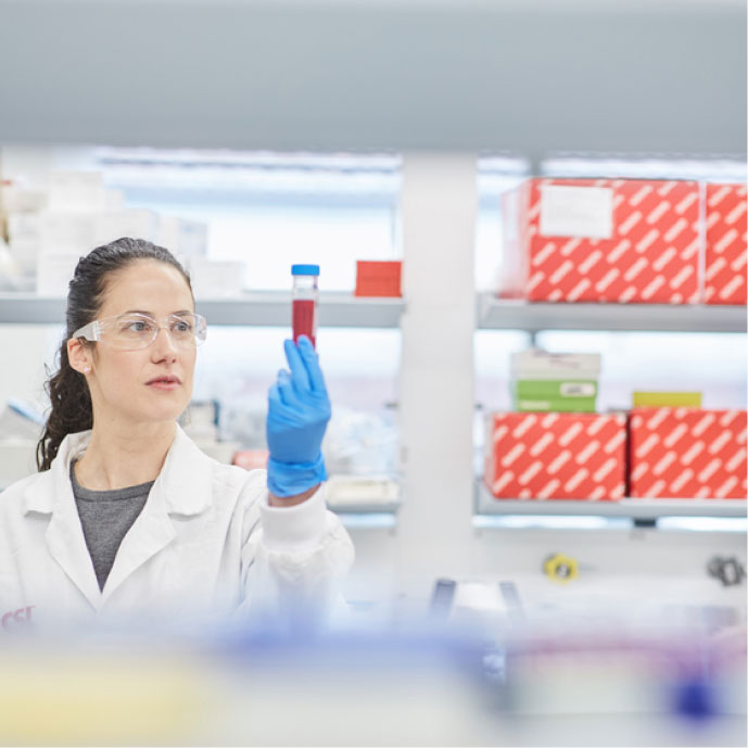 Empleado del laboratorio mirando una muestra