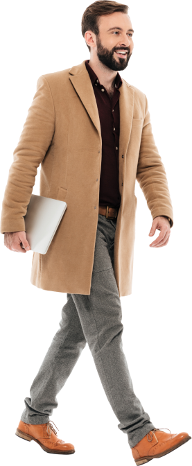 Perfil de un hombre con una chaqueta marrón sonriendo mientras camina